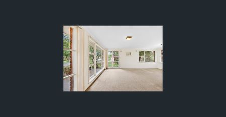 Ideal Location - Single Level 3 bedroom Home - Pet Friendly - Photo 2