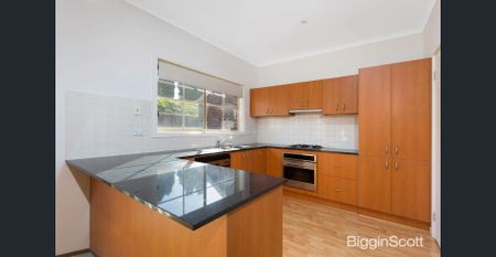 Spacious Two-Storey Townhouse in Quiet, Convenient Location - Photo 4