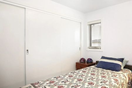 Stunning Three Bedroom Townhouse - Photo 3