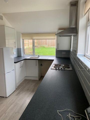 5 bedroom detached house to rent - Photo 3