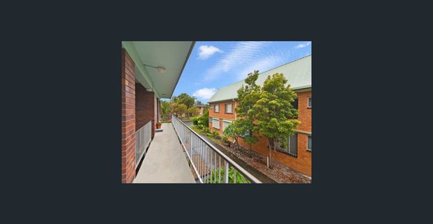 Two-Bedroom Apartment in a Fantastic Location – Walk to the Beach! - Photo 1