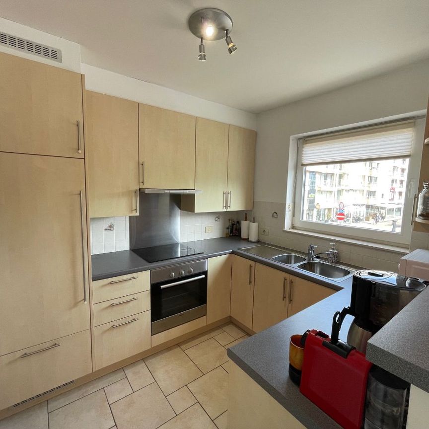 Ruim zonnig appartement met drie slaapkamers, twee badkamers en terras in een gebouw op de Markt. - Foto 1