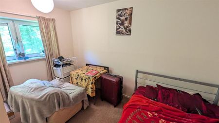 3 bedroom flat to rent - Photo 4