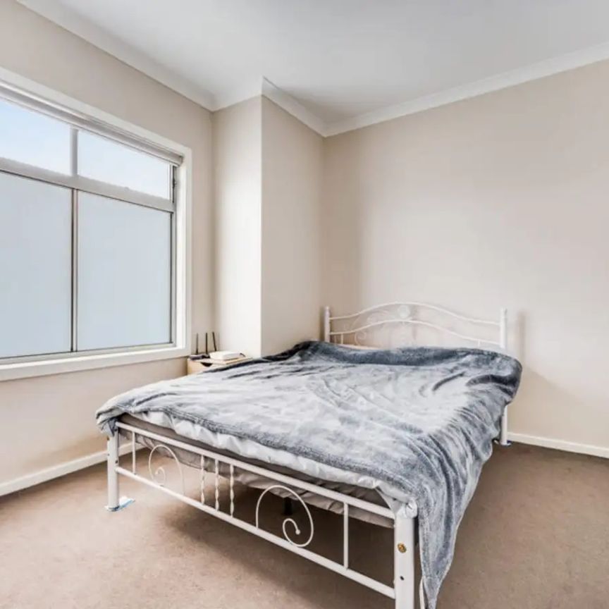 “LIGHT, BRIGHT AND GREAT LOCATION” - Photo 1