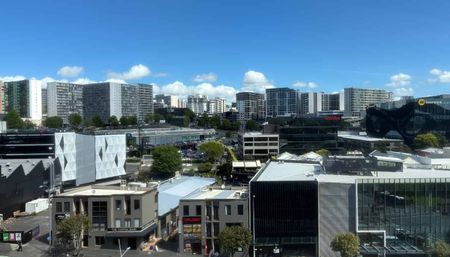 Step out to Victoria Park and the Viaduct. - Photo 2