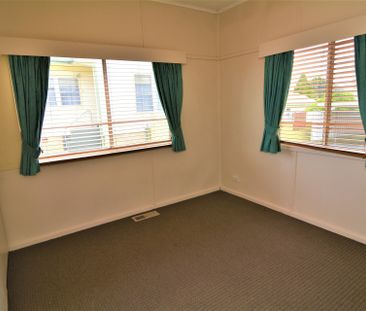 FAMILY HOME WITH GREAT GARAGING - Photo 5