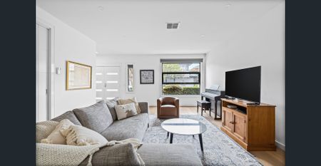 Spacious family living in a prime Strathmore setting - Photo 3