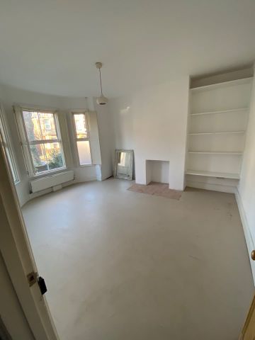 4 Bed Semi-Detached House, Wantage Road, RG30 - Photo 3