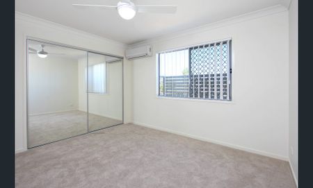 Beautiful 3-Bedroom Townhouse in Wynnum West - Rent $675 per week until 22nd April 2026 - Photo 3