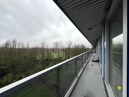 Volledig gerenoveerd 2-slk appartement met ruim terras en garagebox te Berchem! - Photo 2