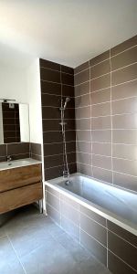 Location Appartement 3 pièces 69m² ST ETIENNE 42000 - Photo 3