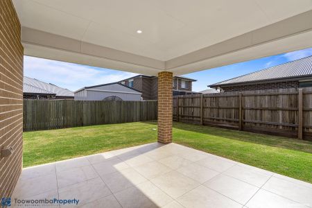 EXECUTIVE FAMILY HOME WITH DUCTED AIR-CON - Photo 4