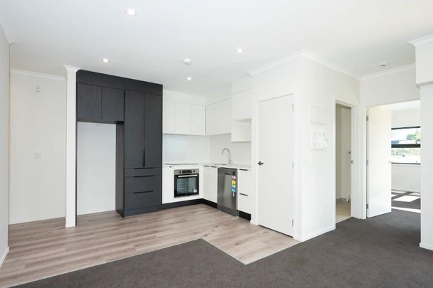 Located in the vibrant heart of Hillcrest, this stylish, low-maintenance apartment is perfect for students or professionals wanting a prime, convenient location. - Photo 1