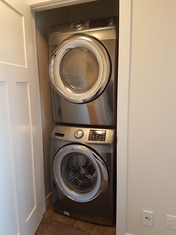 Modern, Pet Friendly 3 Bed Townhouse with Garage & Fenced Yard! - Photo 5