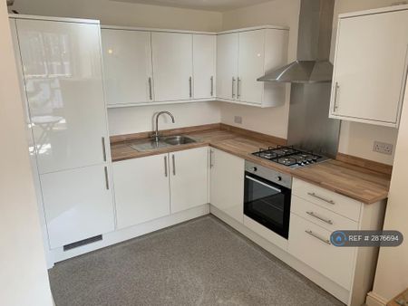 2 bedroom flat to rent - Photo 2