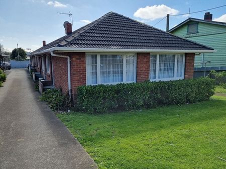 Quiet 2 bedrm unit. Newly decorated. - Photo 5