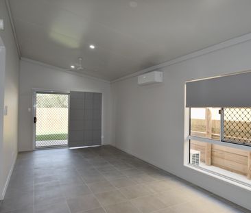 :: BRAND NEW, THREE BEDROOM BEAUTY IN HILLCLOSE! - Photo 1