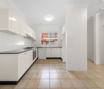 Extra Large North Facing Townhouse in a Leafy Cul-de-sac - Photo 3