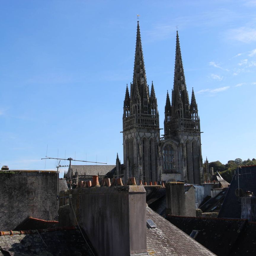 UN STUDIO, SOUS LES TOITS, AU CENTRE HISTORIQUE. - Photo 1