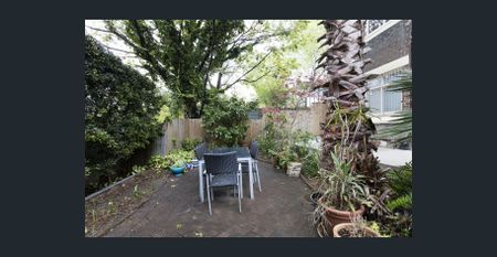 Unfurnished apartment, district views - Photo 3