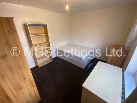 4 Bedroom Mid Terraced House for rent in Langdale Gardens - Photo 3