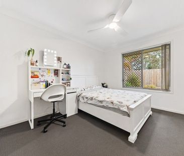 Stylish 3-Bedroom Townhouse in Peaceful Bridgeman Manor Complex - Photo 2