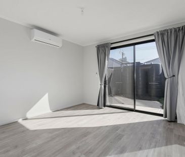 Stylish 2-Bedroom Townhouse in Prime Location - Photo 5