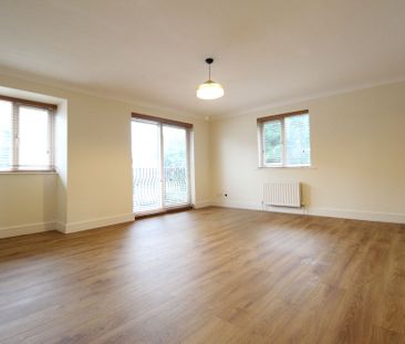 Great Heathmead, Stamford House Great Heathmead, RH16 - Photo 2