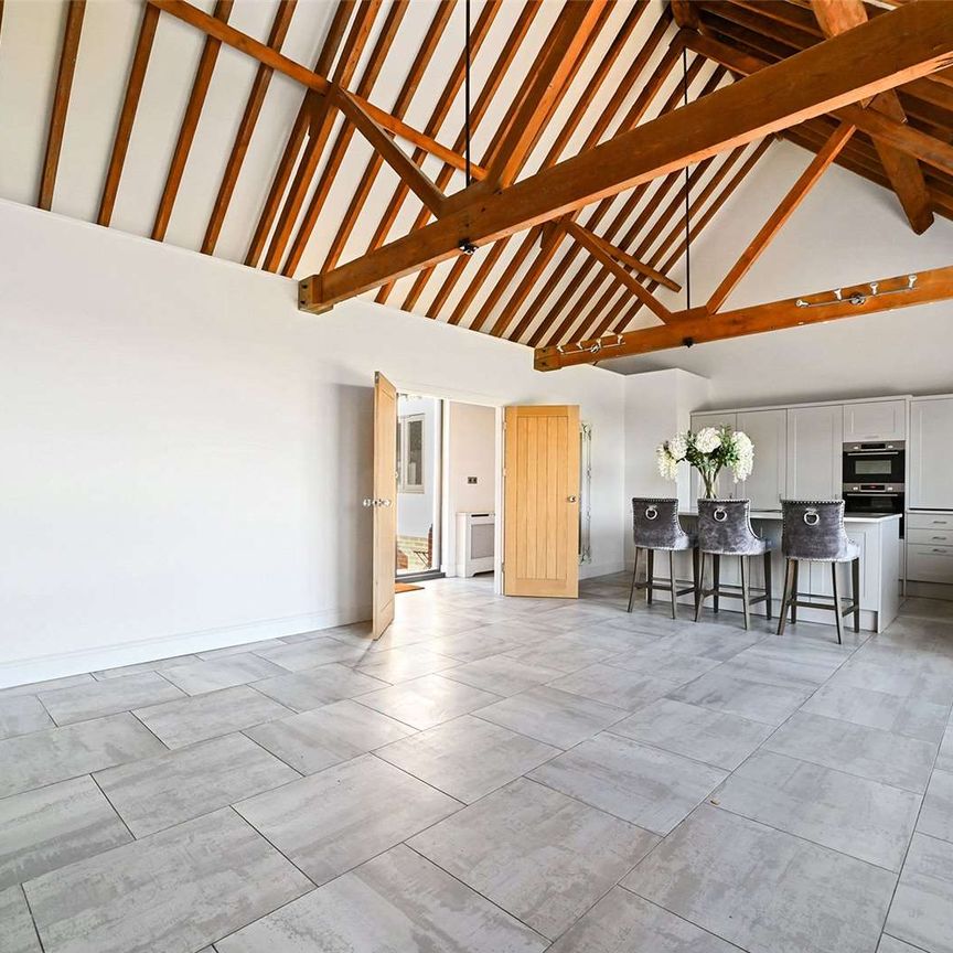 An impressive four bedroom renovated Barn conversion in a idyllic rural setting - Photo 1