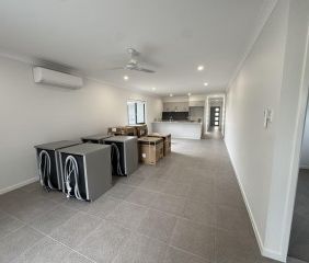 Brand New 4 Bedroom Family Home – ready to move into - Photo 6