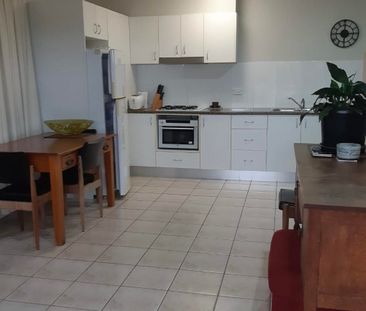 Private, Fully Furnished 2-Bedroom Granny Flat in Parkwood - Photo 5