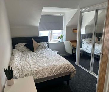 Luxurious Bedroom Bathroom Apartment, LN1 - Photo 3