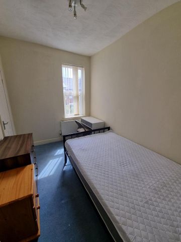 4 bedroom end of terrace house to rent - Photo 2