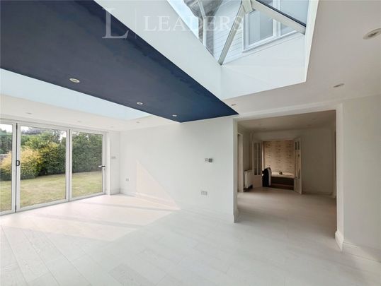 4 bedroom house to rent Ringwood Close, RH10 - Photo 1