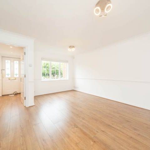 Semi-detached house - Photo 1