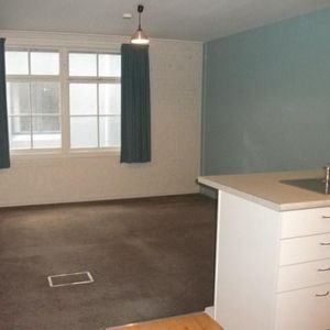 City Centre Studio Apartment - Secure and Great Location - Photo 2