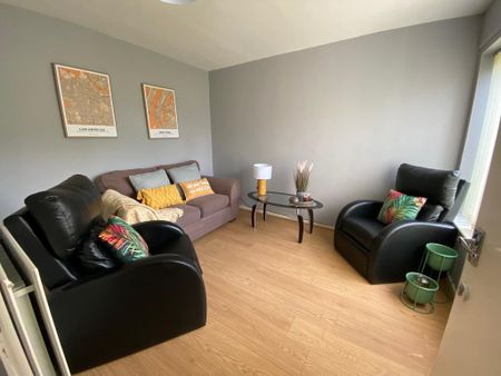 4 bedroom semi-detached house to rent - Photo 2