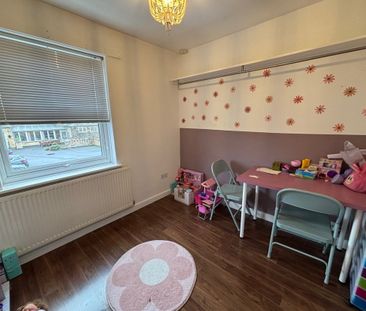 PETERBOROUGH - Photo 2