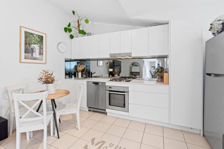 Spacious design with balcony & views | Top floor position - Photo 5