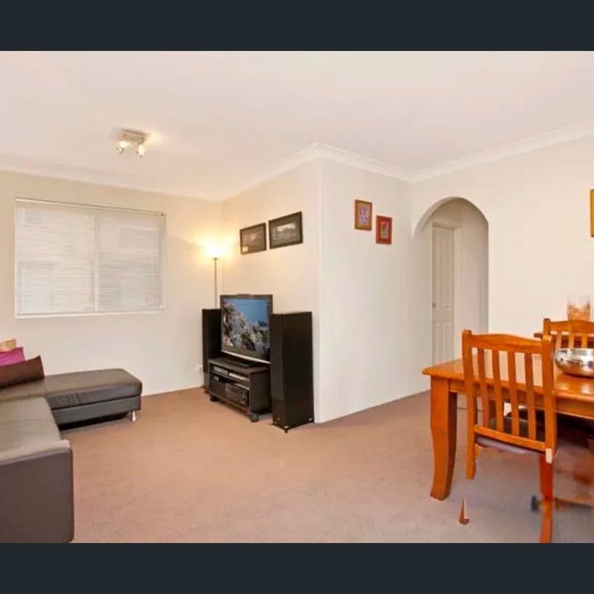Tidy 2 bedroom Apartment Overlooking Fontenoy Park - Photo 1