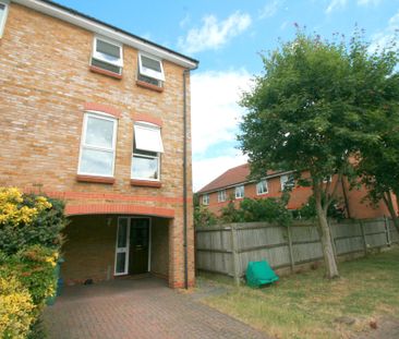 3 bedroom end of terrace to rent Farriers Road, Epsom, KT17 - Photo 2