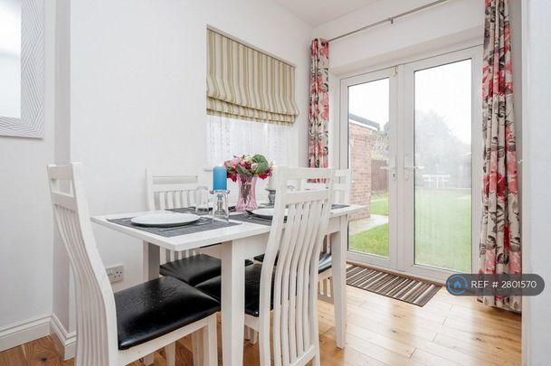 4 bedroom semi-detached house to rent - Photo 1