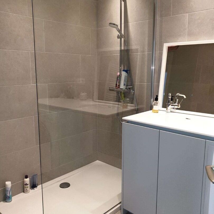 Volledig gerenoveerd appartement op de 2de verdieping, ideaal gelegen in het centrum van Kraainem en op wandelafstand van het Jourdain Park. - Foto 1