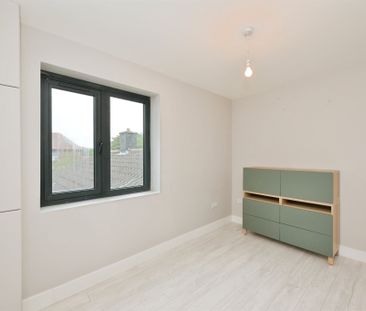 Turners Hill, Waltham Cross, Cheshunt - Photo 2