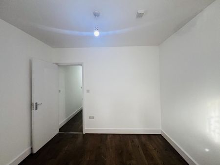 3 bedroom flat to rent - Photo 2
