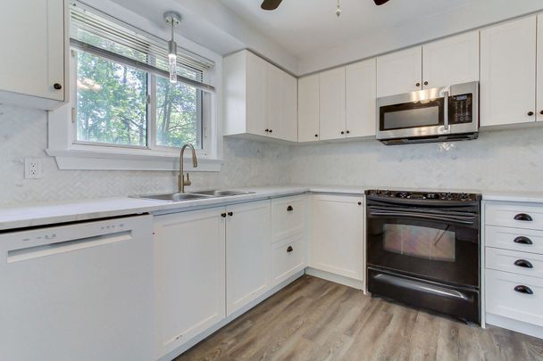 For Lease - 17 Larkdale Crescent, Essa, Ontario - Photo 1