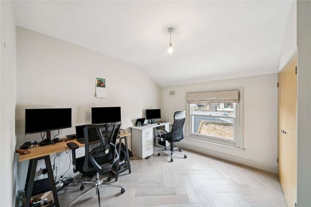 Bright two-bedroom flat moments from Clapham Junction - Photo 1