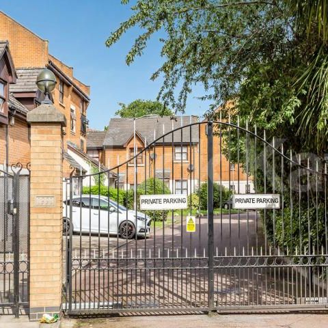1 bedroom within a gated development just off Camden Road - Photo 1