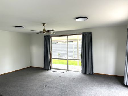 Sunny Three Bedroom Home - Photo 3