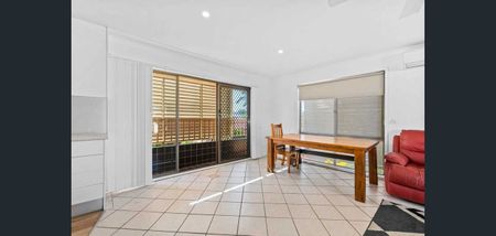 Central Benowa townhouse – ideal location & space! - Photo 3